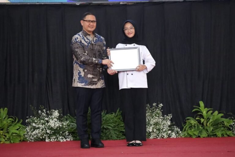 Omzet Terbanyak, SMK Mugas Dapat Reward Awarding Talenta dan Prestasi Insan Cendekia