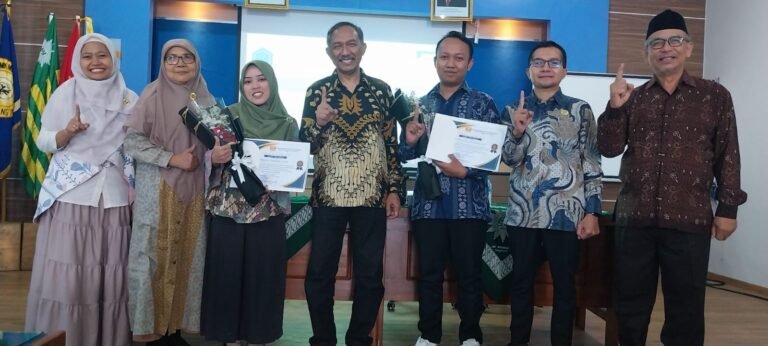 SMK Mugas Beri Reward Dua Guru Teladan