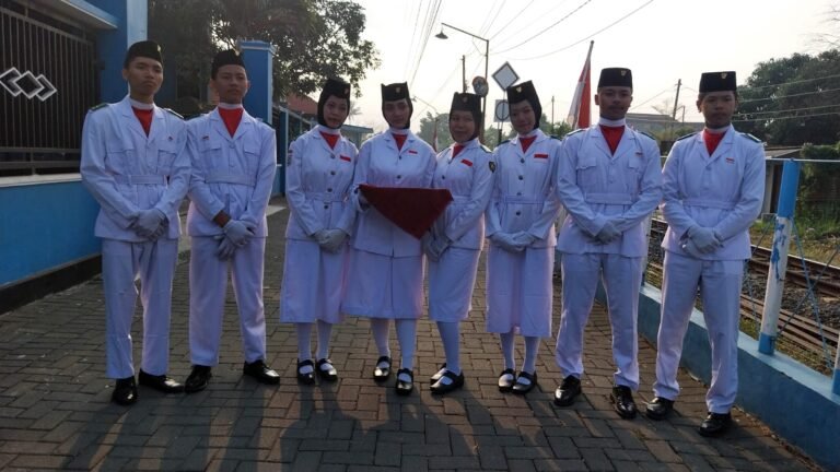Berpakaian Adat Nusantara Upacara HUT 81 RI SMK Mugas Penuh Khidmat-Makna Merdeka Belajar