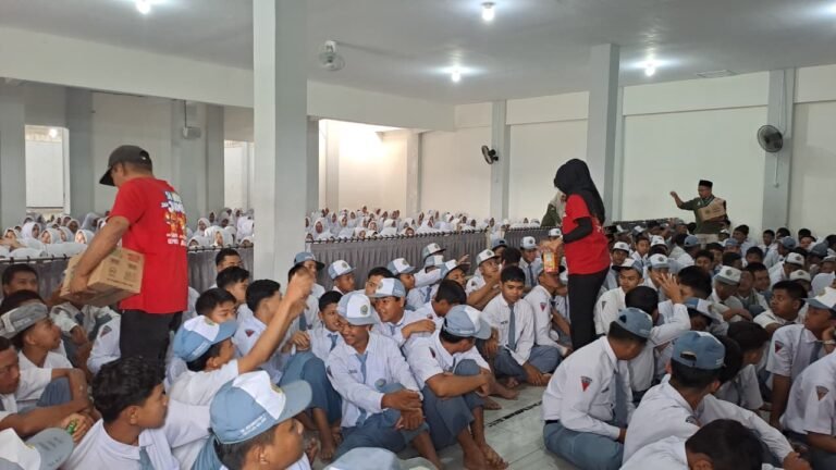 JAPFA Indonesia Bagi Sosis Gratis Pada Guru-Siswa SMK Mugas